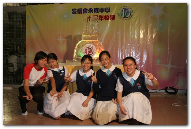 600x399 pixels (95K)