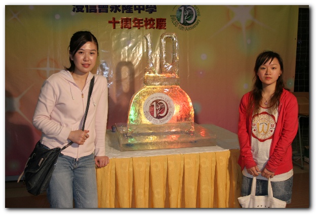 600x399 pixels (93K)